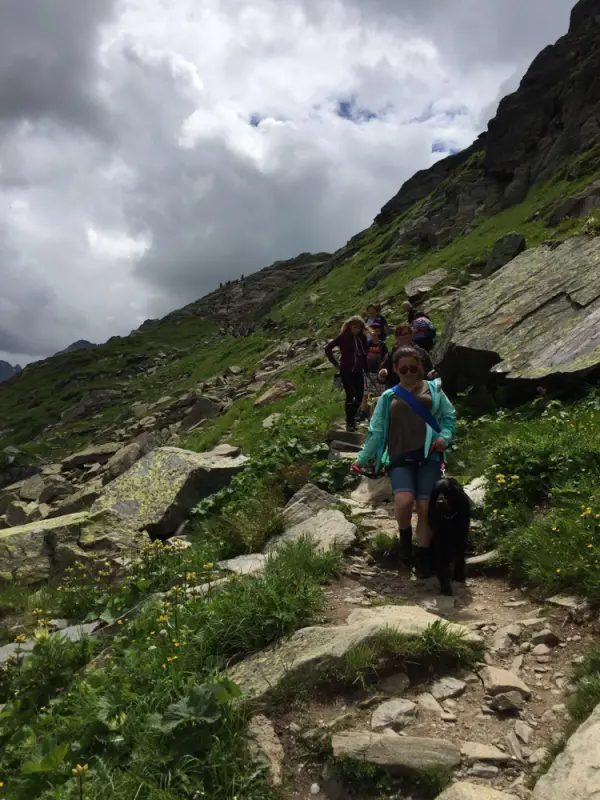 Eine Gruppe von Menschen, die einen felsigen Pfad hinaufwandern. – Jugend und Hund Lager 2016 in Segnas