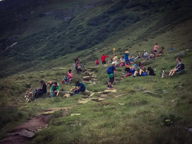 Eine Gruppe von Menschen, die auf einem Berg sitzen. – Jugend und Hund Lager 2016 in Segnas