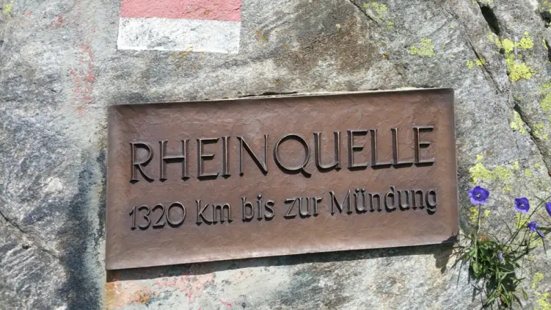 Rinoule, ein Schild auf der Seite eines Felsens. – Jugend und Hund Lager 2016 in Segnas