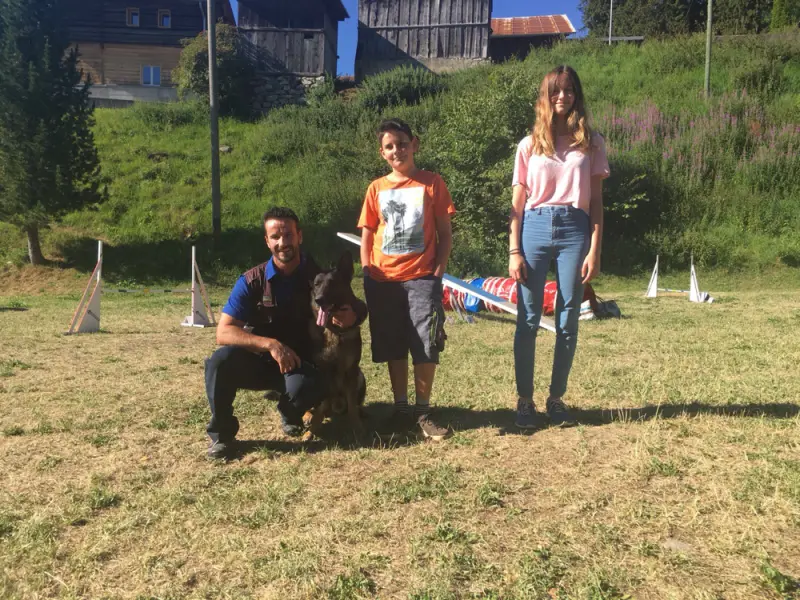 Eine Gruppe von Menschen, die um einen Hund stehen. – Jugend und Hund Lager 2018 in Segnas