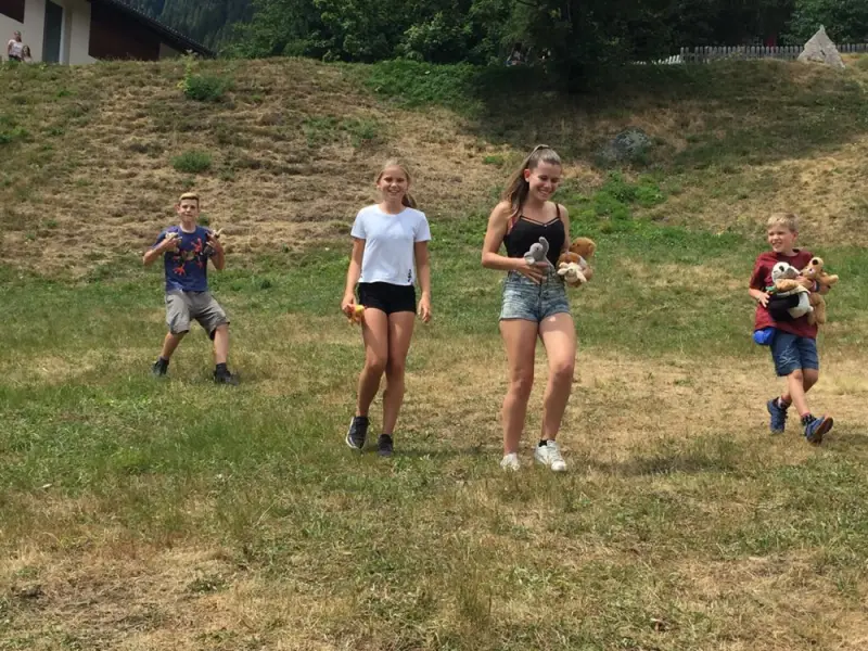 Eine Gruppe von Menschen, die auf einem Feld spielen. – Jugend und Hund Lager 2018 in Segnas