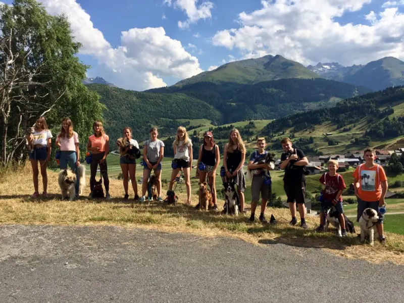 Eine Gruppe von Menschen, die auf einem Hügel stehen. – Jugend und Hund Lager 2018 in Segnas