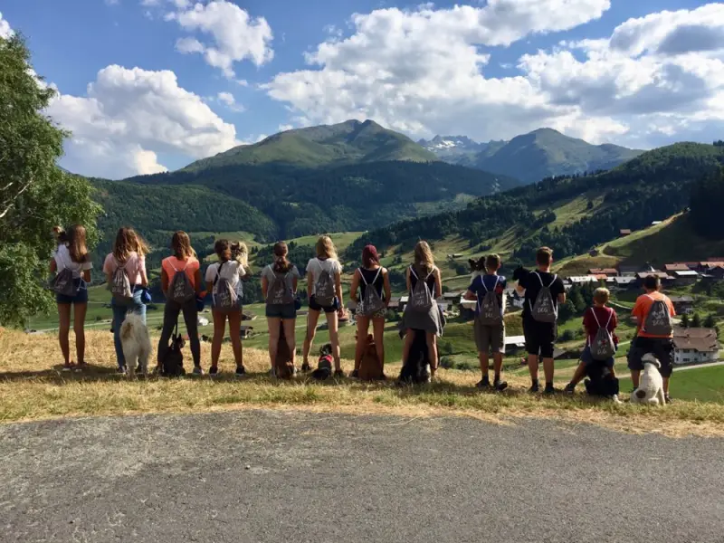 Eine Gruppe von Menschen, die auf einem Hügel stehen. – Jugend und Hund Lager 2018 in Segnas