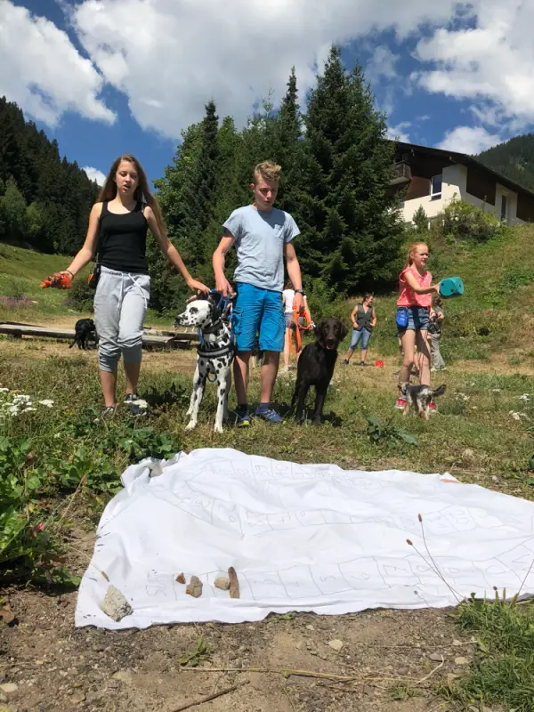 Eine Gruppe von Menschen und ein Hund auf einem Hügel. – Jugend und Hund Lager 2018 in Segnas