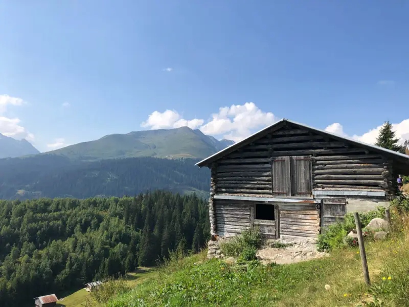 Eine kleine Hütte in der Holzhütte in den Bergen. – Jugend und Hund Lager 2018 in Segnas
