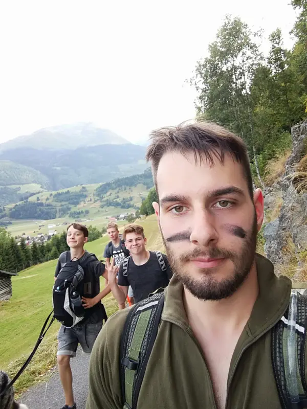Ein Mann mit einem Mann, der ein Mensch ist. – Jugend und Hund Lager 2018 in Segnas