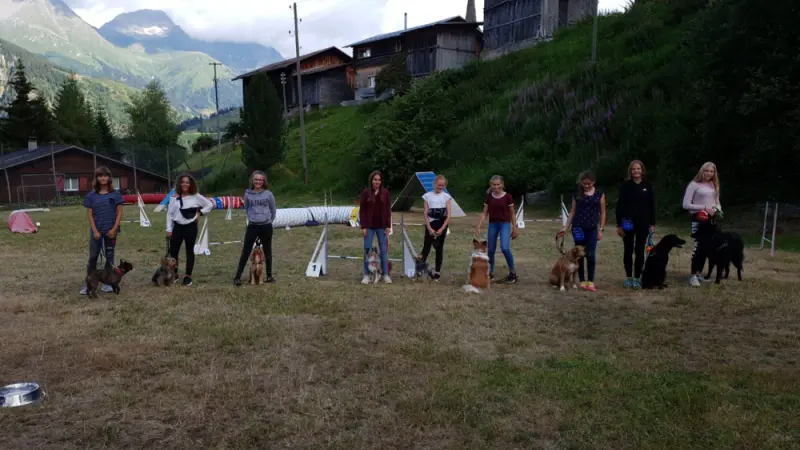 Eine Gruppe von Menschen, die auf einem Feld stehen. – Jugend und Hund Lager 2018 in Segnas