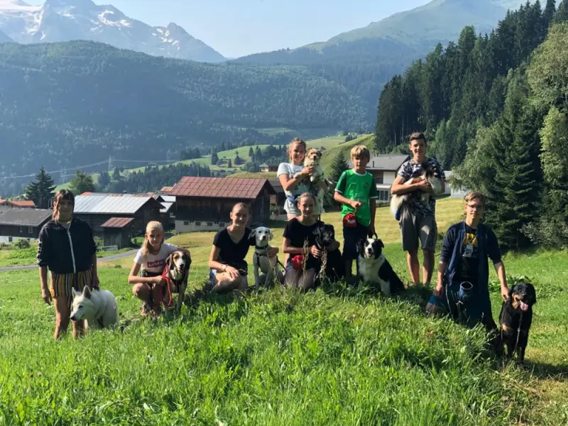 Eine Gruppe von Menschen, die auf einem Feld stehen. – Jugend und Hund Lager 2019 in Segnas