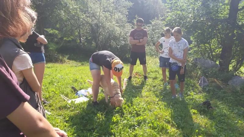 Eine Gruppe von Menschen stehen auf einem Feld. – Jugend und Hund Lager 2019 in Segnas