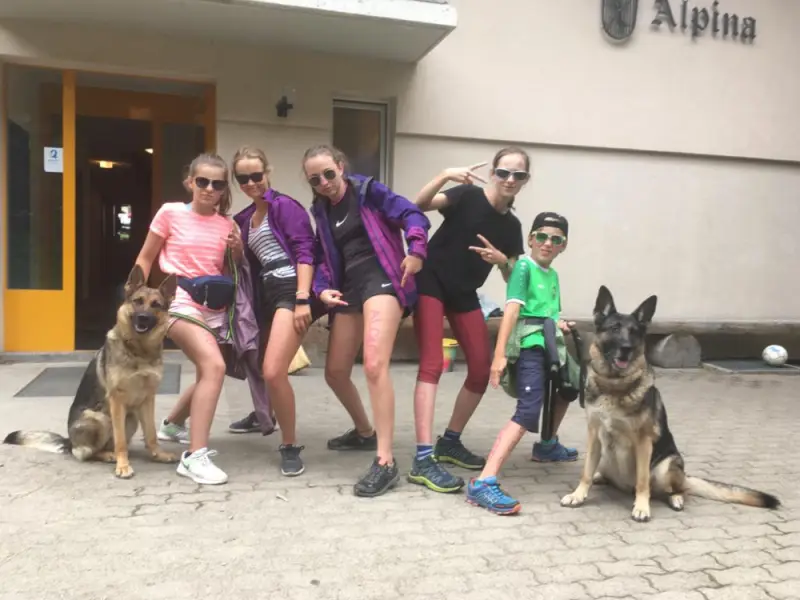 Eine Gruppe von Menschen und ihren Hunden posiert für ein Foto. – Jugend und Hund Lager 2019 in Segnas