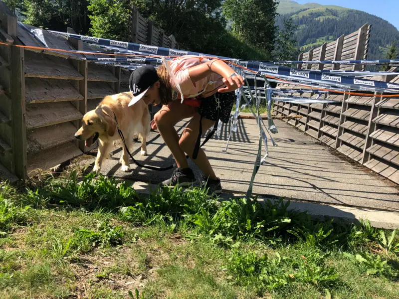 Eine Frau streichelt einen Hund an der Leine. – Jugend und Hund Lager 2019 in Segnas
