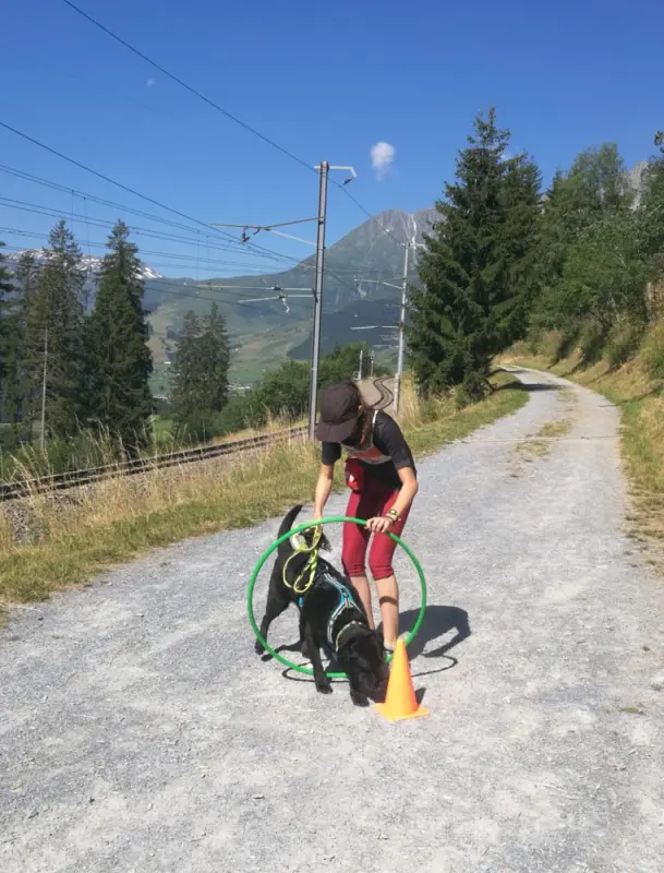 Ein Mann, der ein Fahrrad auf einer unbefestigten Strasse fährt. – Jugend und Hund Lager 2019 in Segnas