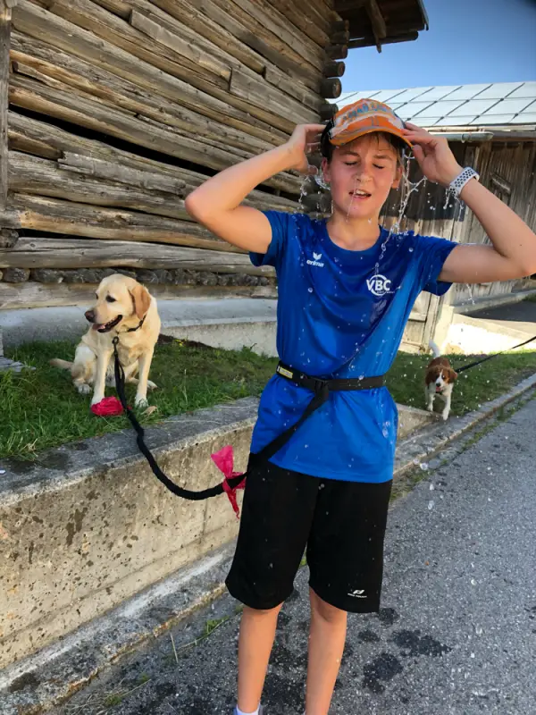 Ein junger Junge in einem blauen Hemd und schwarzen Shorts. – Jugend und Hund Lager 2019 in Segnas
