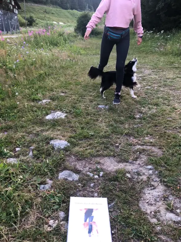 Eine Frau, die mit einem Hund im Gras geht. – Jugend und Hund Lager 2019 in Segnas