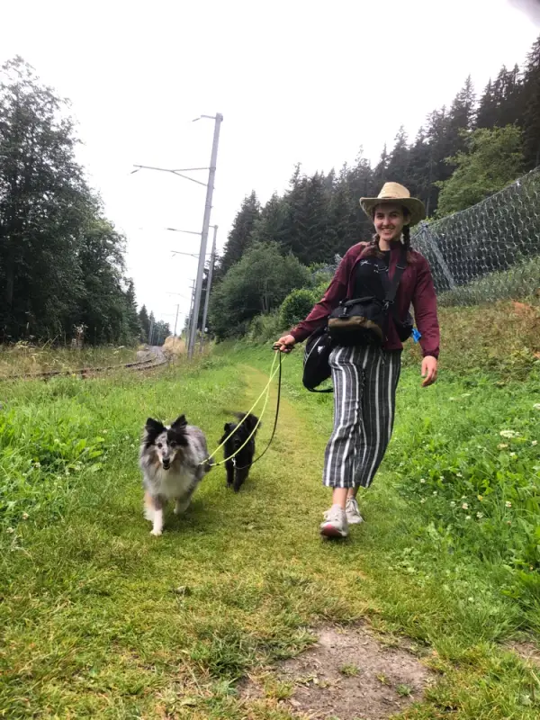 Eine Frau, die einen Hund an der Leine läuft. – Jugend und Hund Lager 2020 in Segnas