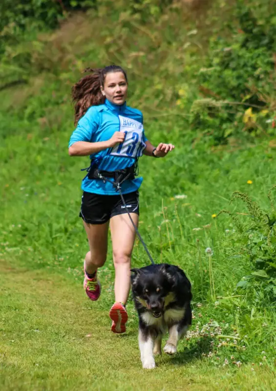 Eine Frau läuft mit einem Hund auf einer Spur. – Jugend und Hund Lager 2020 in Segnas