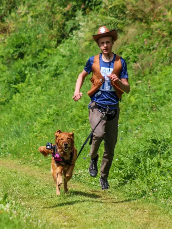 Ein Junge läuft mit einem Hund an der Leine. – Jugend und Hund Lager 2020 in Segnas