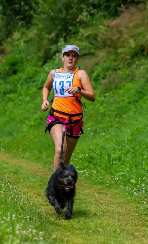 Eine Frau läuft mit ihrem Hund auf einer Spur. – Jugend und Hund Lager 2020 in Segnas
