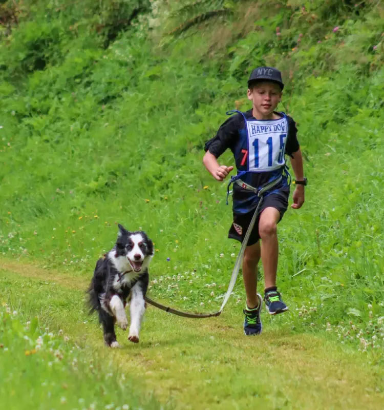 Ein Junge läuft mit einem Hund an der Leine. – Jugend und Hund Lager 2020 in Segnas