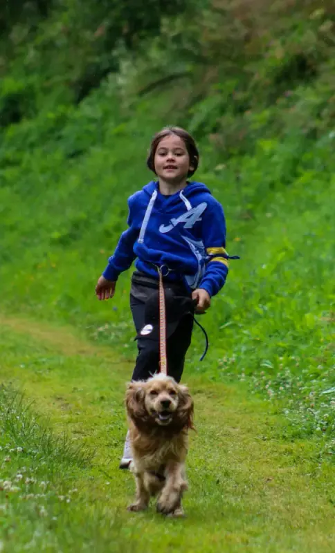 Ein junger Junge läuft mit einem Hund an der Leine. – Jugend und Hund Lager 2020 in Segnas