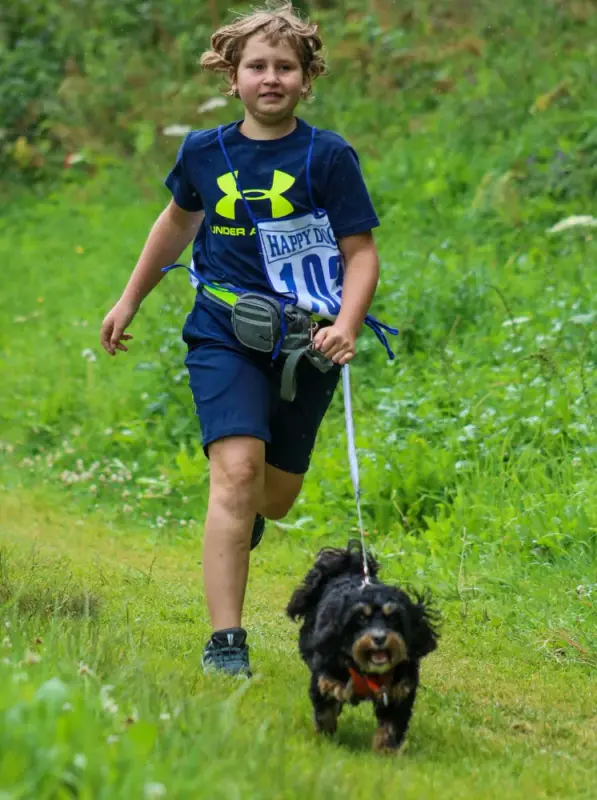 Ein junges Mädchen mit ihrem Hund an einer Leine. – Jugend und Hund Lager 2020 in Segnas