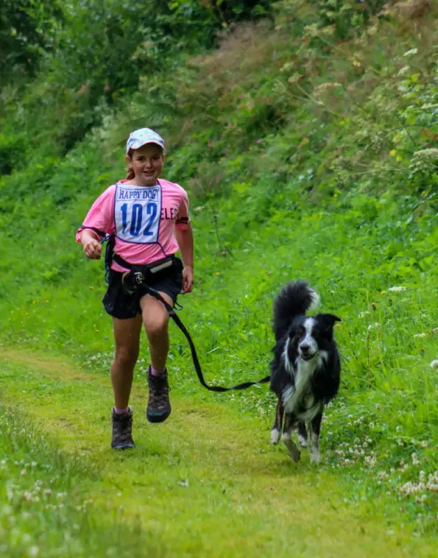 Ein junges Mädchen läuft mit einem Hund auf einer Spur. – Jugend und Hund Lager 2020 in Segnas