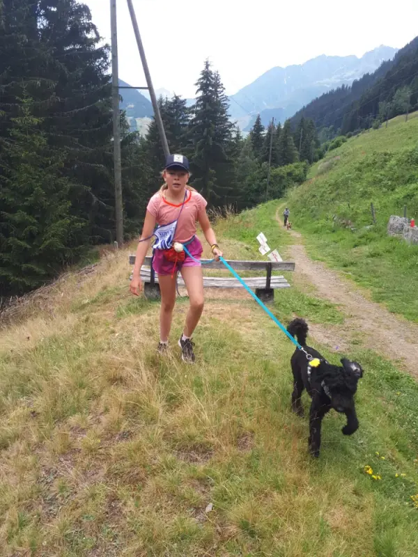 Eine Frau in einem Bikini-Top und ein Hund an der Leine. – Jugend und Hund Lager 2020 in Segnas