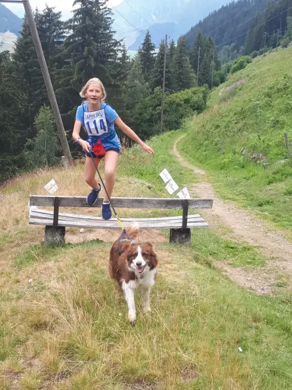 Eine Frau läuft mit einem Hund auf einer Spur. – Jugend und Hund Lager 2020 in Segnas