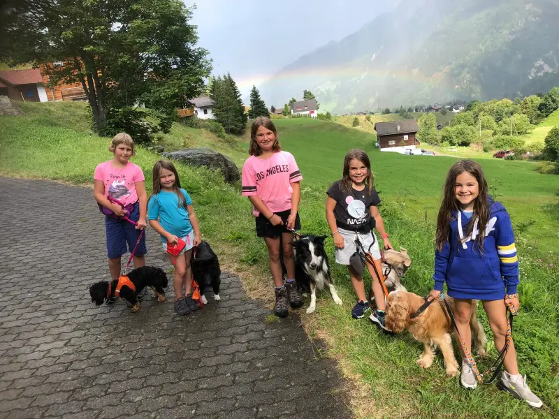 Kinder und ihr Hund am Ende einer Wanderung. – Jugend und Hund Lager 2020 in Segnas