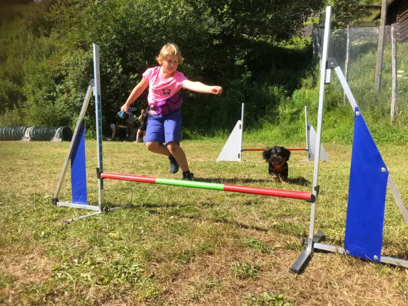 Ein junges Mädchen spielt mit einem Hund. – Jugend und Hund Lager 2020 in Segnas