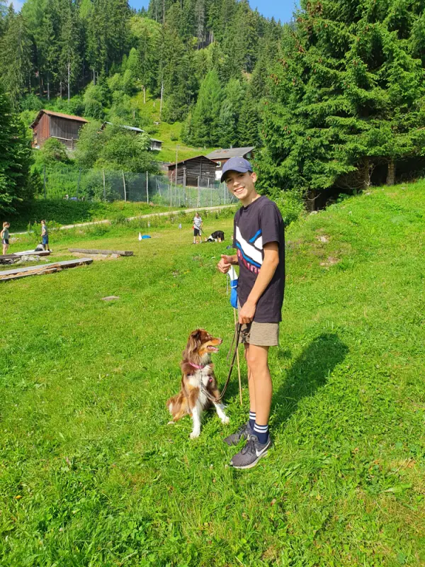 Ein Mann und sein Hund sind auf einem Feld. – Jugend und Hund Lager 2021 in Segnas