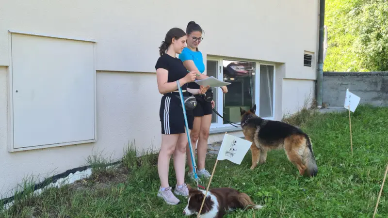 Eine Frau, die neben einem Hund an der Leine steht. – Jugend und Hund Lager 2021 in Segnas