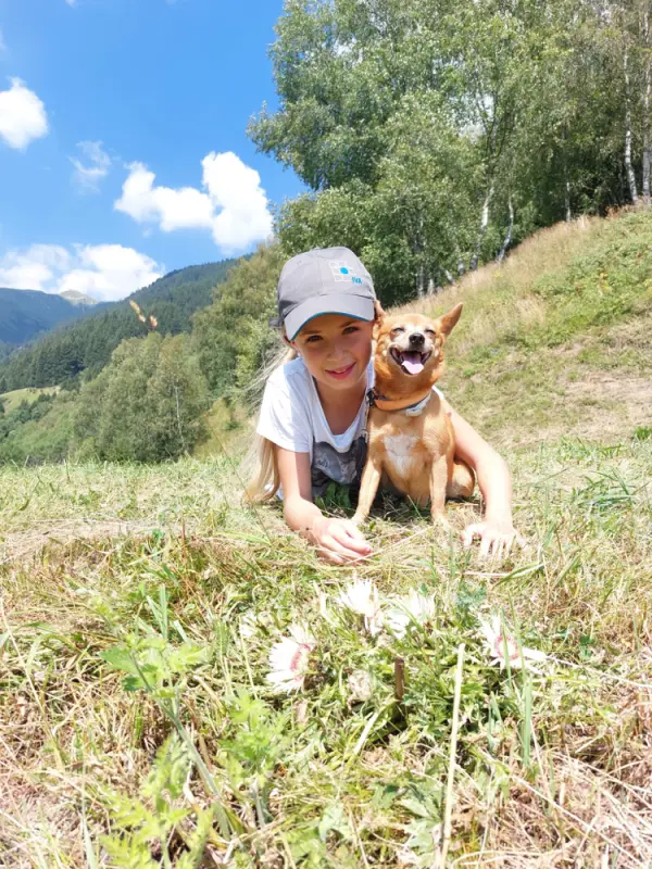 Eine Frau, die mit ihrem Hund auf dem Boden liegt. – Jugend und Hund Lager 2022 in Segnas