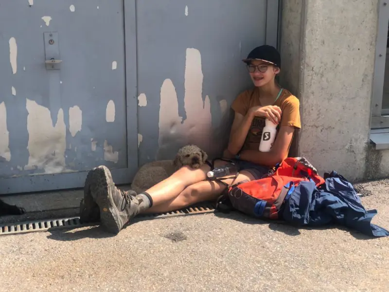 Eine Frau, die mit ihrem Hund auf dem Boden sitzt. – Jugend und Hund Lager 2022 in Segnas