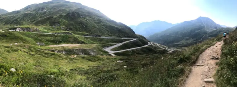Die Strasse zum Gipfel des Berges. – Jugend und Hund Lager 2022 in Segnas