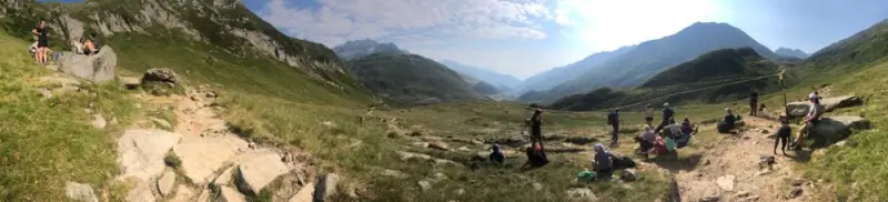 Eine Gruppe von Menschen, die einen Berg hinuntergehen. – Jugend und Hund Lager 2022 in Segnas