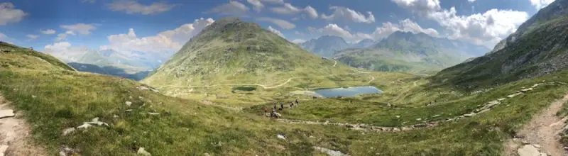 Eine Berglandschaft mit einem See und einem Pfad. – Jugend und Hund Lager 2022 in Segnas