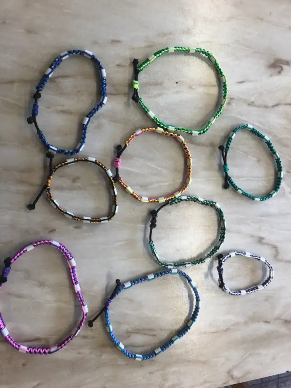 Ein Bündel von Armbändern auf einem Tisch. – Jugend und Hund Lager 2022 in Segnas