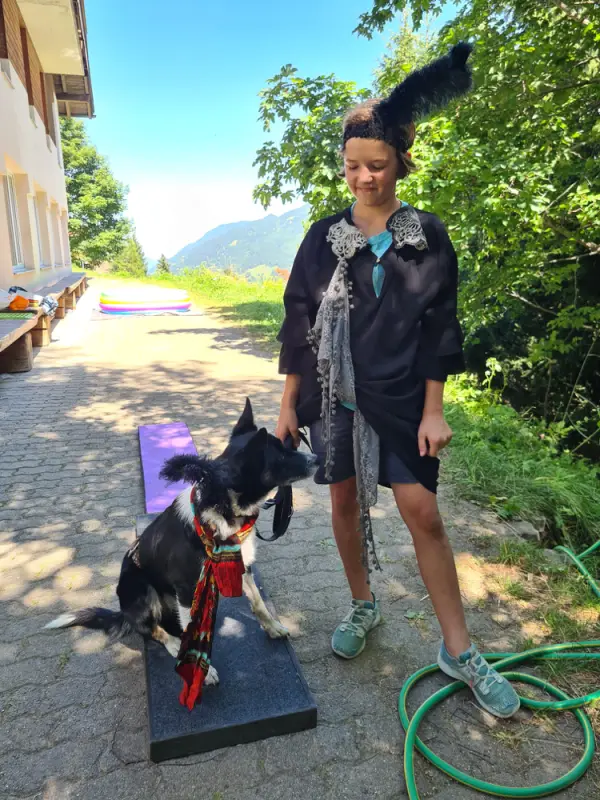 Eine Frau steht neben einem Hund. – Jugend und Hund Lager 2022 in Segnas