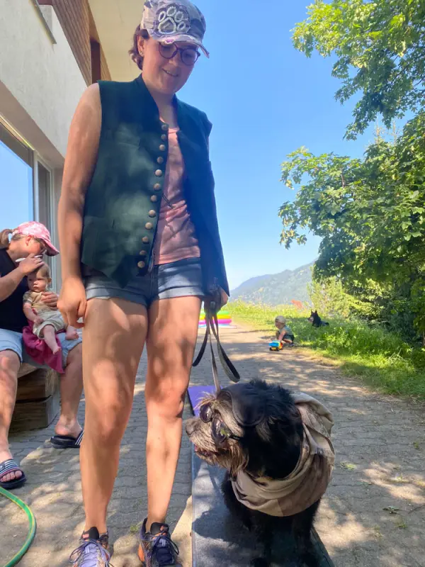 Eine Frau, die einen Hund an der Leine läuft. – Jugend und Hund Lager 2022 in Segnas