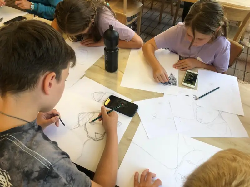 Die Studenten in der Zeichnung des Zeichens des Klassenzimmers. – Jugend und Hund Lager 2023 in Segnas