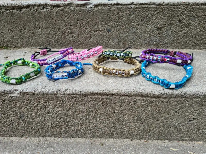Ein Bündel von Armbändern auf den Stufen. – Jugend und Hund Lager 2023 in Segnas