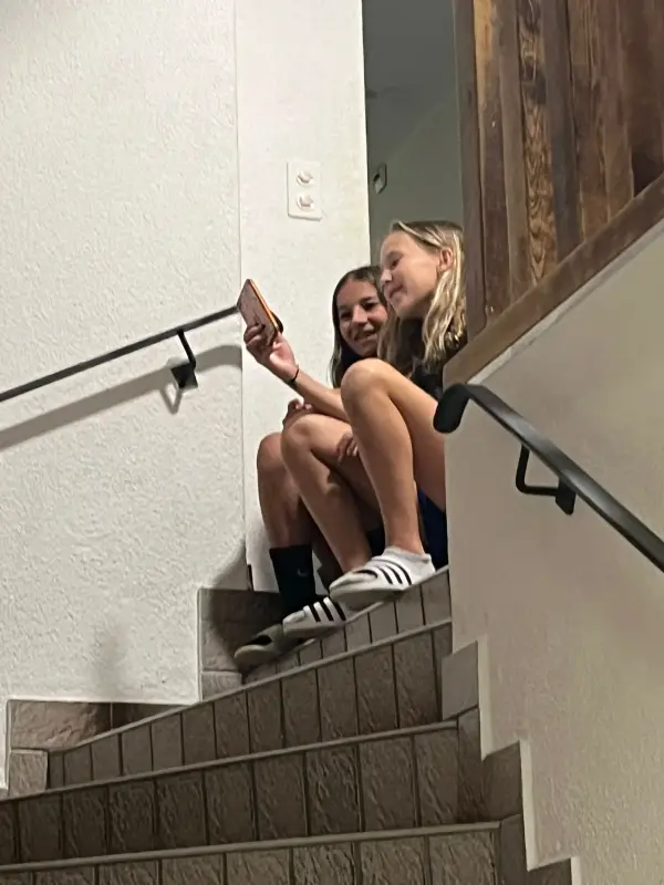 Eine Frau, die auf der Treppe eines Gebäudes sitzt. – Jugend und Hund Lager 2024 in Segnas