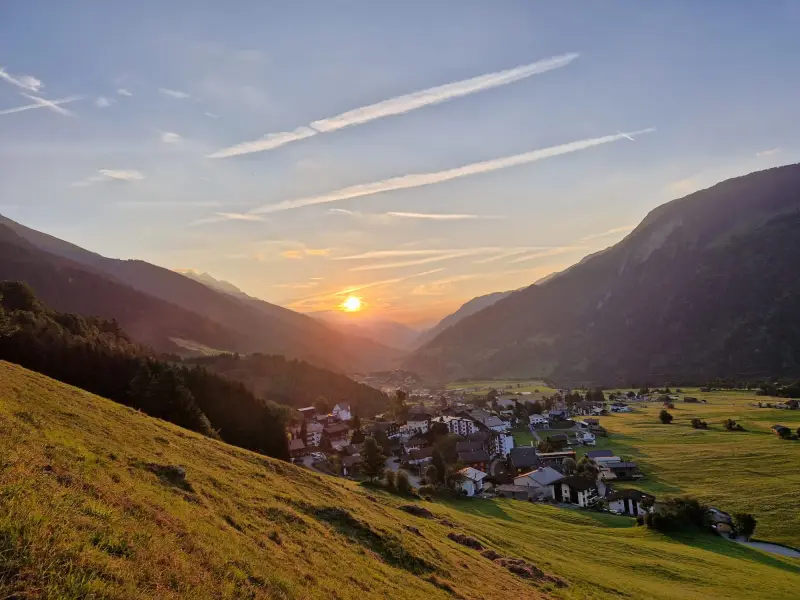 Blick auf ein Tal mit einer Bergkette im Hintergrund. – Jugend und Hund Lager 2024 in Segnas
