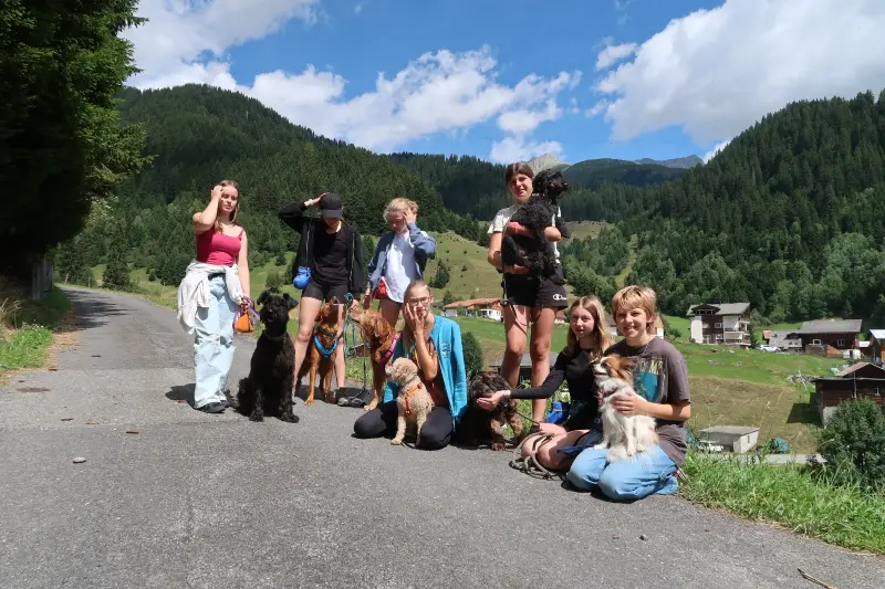 Eine Gruppe von Menschen, die für ein Bild posieren. – Jugend und Hund Lager 2024 in Segnas