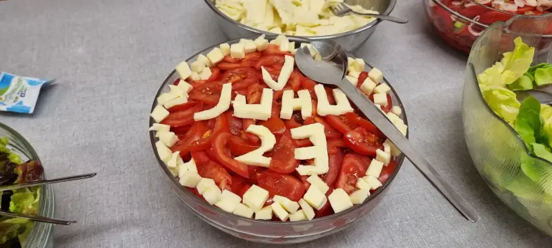Einen Tisch mit Salat und einer Schüssel Salat. – Jugend und Hund Lager 2024 in Segnas