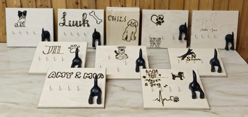 Ein Bündel von Holzschildern mit verschiedenen Designs. – Jugend und Hund Lager 2024 in Segnas