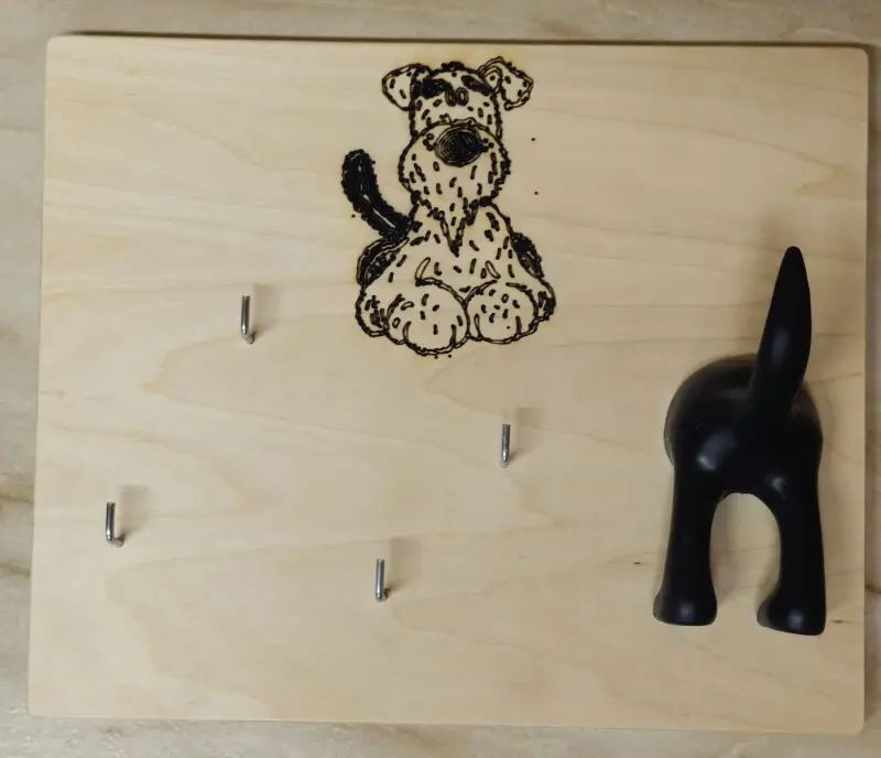 Ein Holzbrett mit einem Bären darauf. – Jugend und Hund Lager 2024 in Segnas