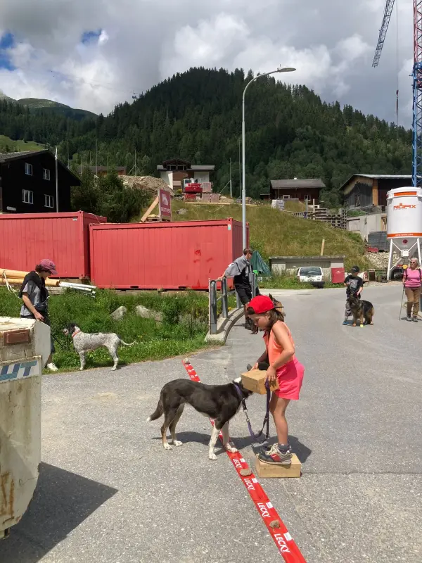 Eine Frau skateboardt auf einer Rampe. – Jugend und Hund Lager 2024 in Segnas