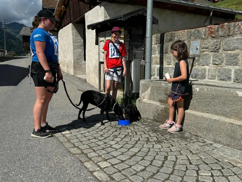 Eine Frau und ein Kind stehen neben einem Hund. – Jugend und Hund Lager 2024 in Segnas